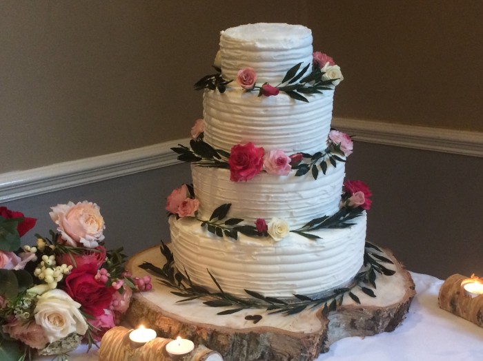 Rustic Weding Cake with sugar roses